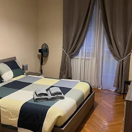 Casa Gianduia Davanti Al Grattacielo Τορίνο