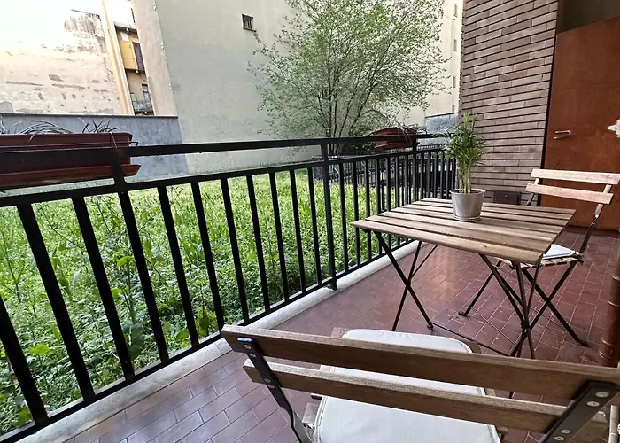 Casa Gianduia Davanti Al Grattacielo *