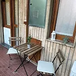 Casa Gianduia Davanti Al Grattacielo *
