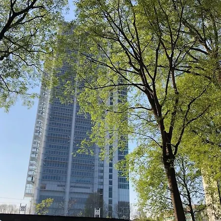 Casa Gianduia Davanti Al Grattacielo Turin