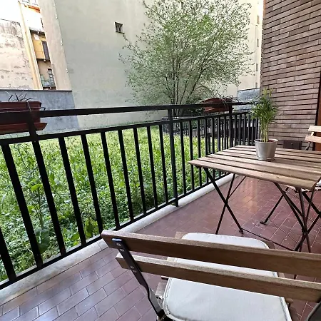 Casa Gianduia Davanti Al Grattacielo *