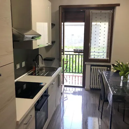 Casa Gianduia Davanti Al Grattacielo *