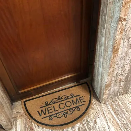 Casa Gianduia Davanti Al Grattacielo *