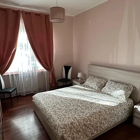 Casa Gianduia Davanti Al Grattacielo * Turim