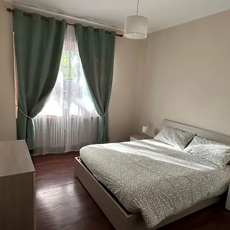 Casa Gianduia Davanti Al Grattacielo * Turim