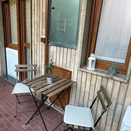 Casa Gianduia Davanti Al Grattacielo *