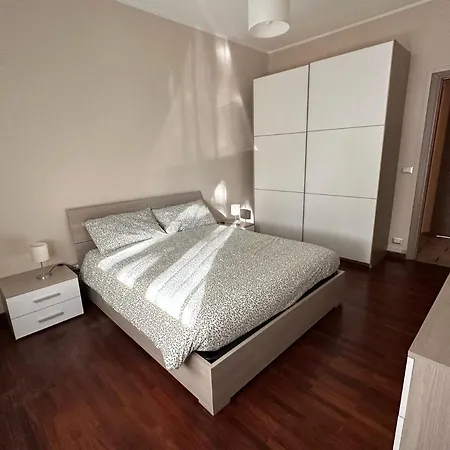 Casa Gianduia Davanti Al Grattacielo