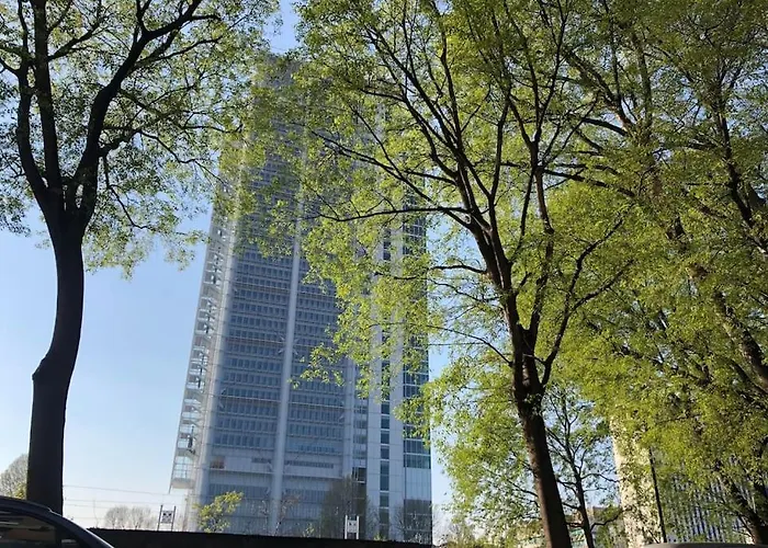 Casa Gianduia Davanti Al Grattacielo Torino