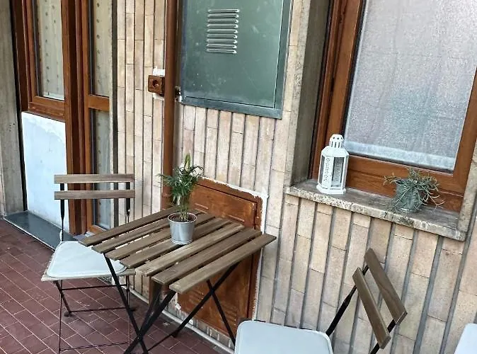 Casa Gianduia Davanti Al Grattacielo *