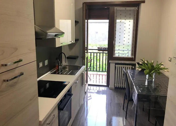Casa Gianduia Davanti Al Grattacielo *