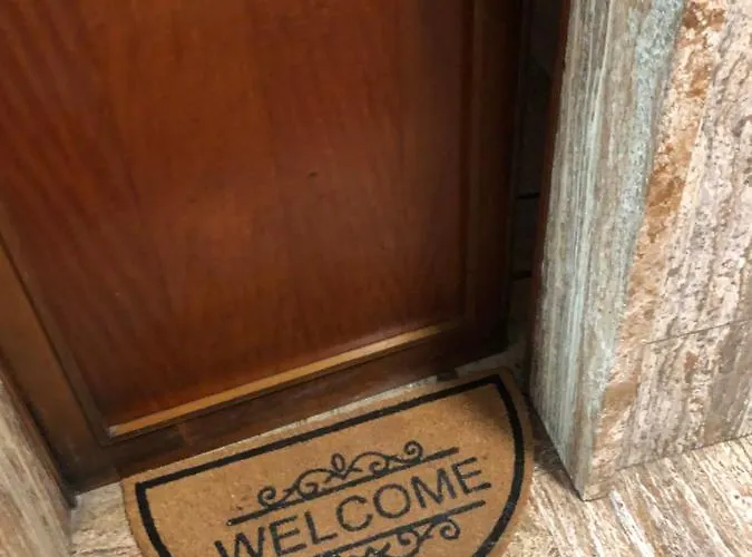 Casa Gianduia Davanti Al Grattacielo *